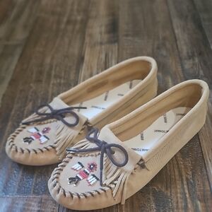 Minnetonka Women's Tan Moccasins with Beaded‎ Detail